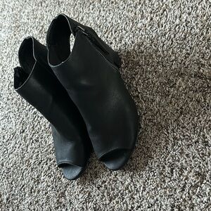 Women’s Sugar Rosette Wedge Open Toe Black Zipper Heeled Bootie/Sandal